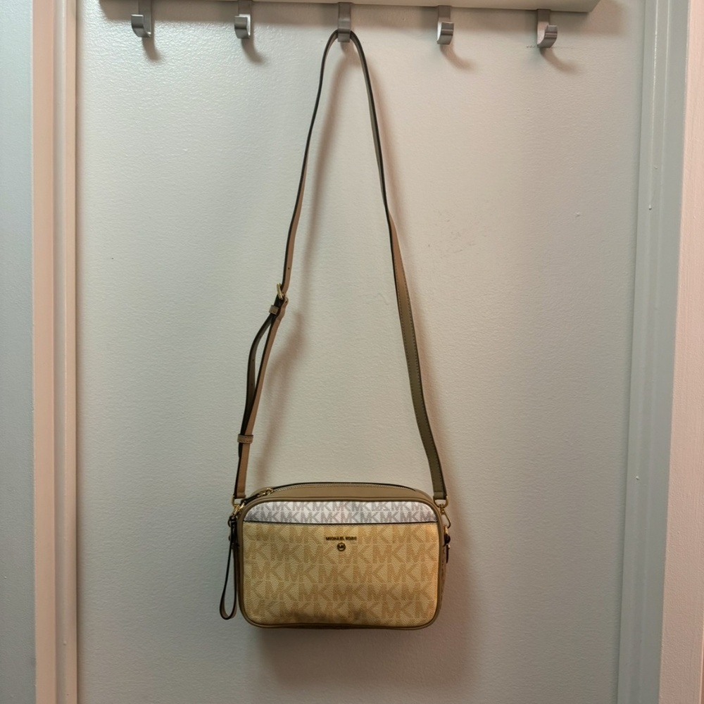 EUC MICHAEL Michael Kors Logo Small East West Camera Crossbody